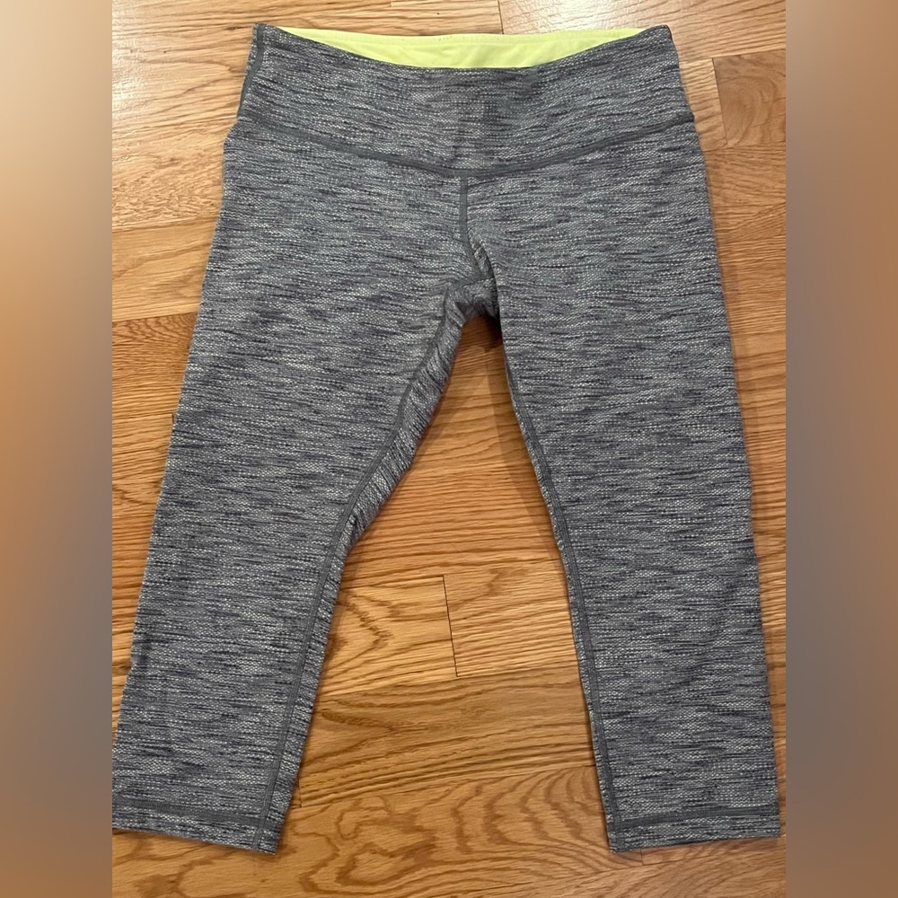 Lululemon Wunder Under Capri in a space dye pattern w/ a yellow waistband Sz 10